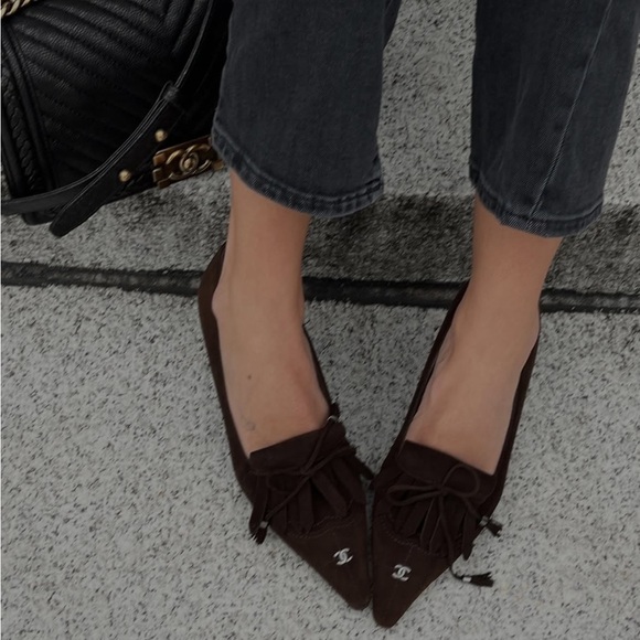 Chanel CC Fringed Suede Pumps EU 38 US 7.5 Brown Mocha Chocolate Kitten Heel - Picture 1 of 16